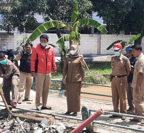 Camat Sliyeg Endang Ismiati,S.Stp.M.Si. Bersama PU Pengairan Dan Pemdes Tugu Kidul Giat ciptakan Bersih Lingkungan.